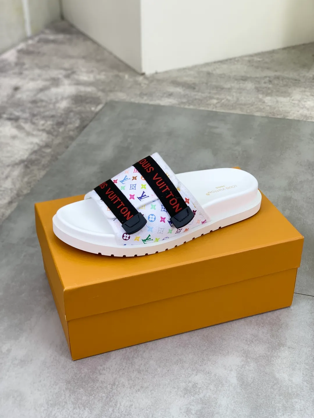 Men's shoes 💰P320💰【New style】🆘 Original quality 【LOUIS VUITTON】The popular Louis Vuitton LV men's slippers on the official website are on sale simultaneously! Original fabric imported from Italy, original factory special supply, code number: 38-44 (45 customized), many colors available